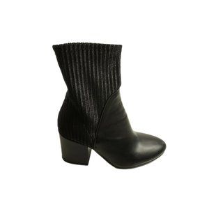 New €290 LORETTA PETTINARI Size 37 Black Contrast Leather Ribbed Ankle Boots